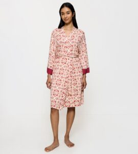 Aura Spotlight Robe 01